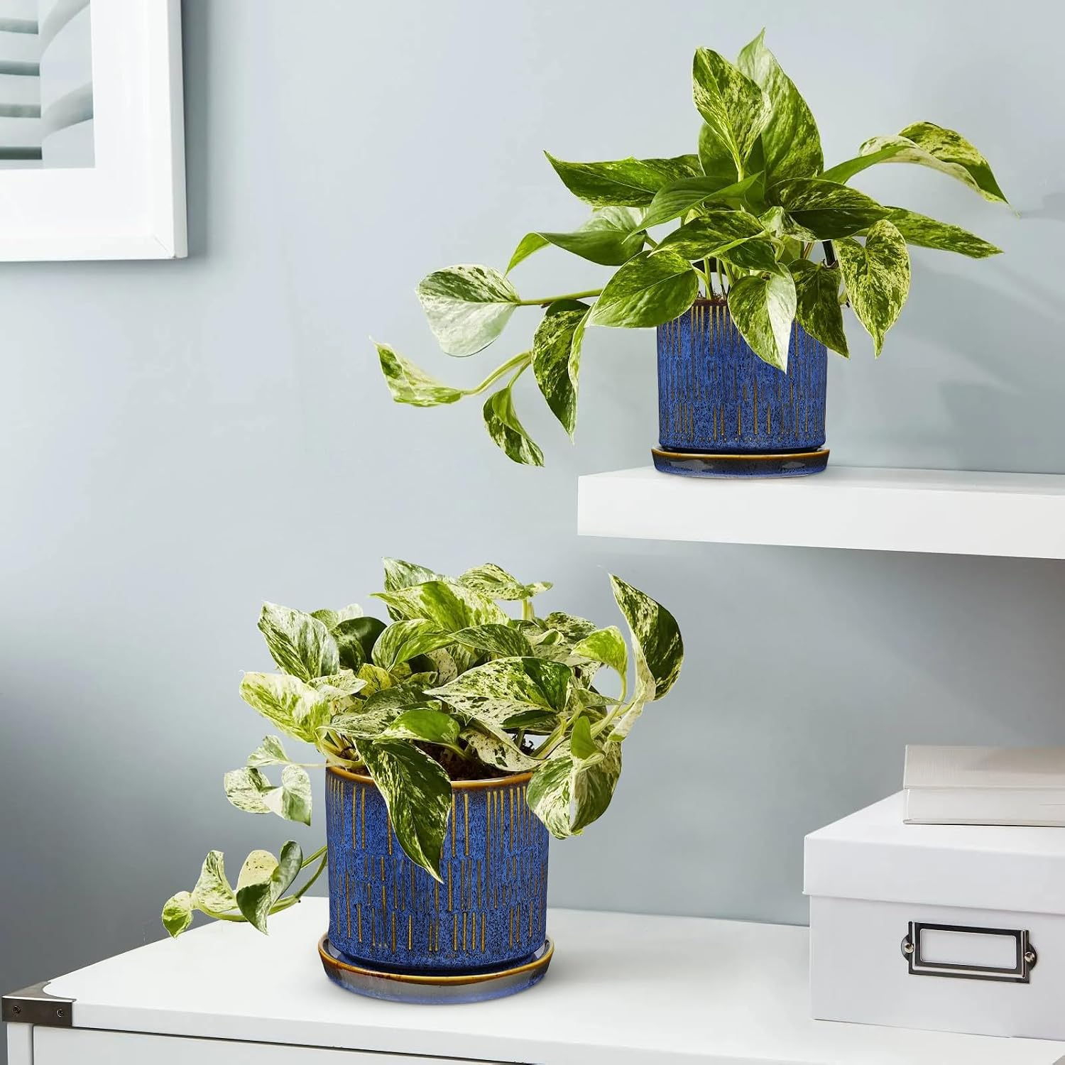 Ceramiczne doniczki – zestaw 2 szt., 11+13 cm, z podstawkami, niebiesko-złote paski
